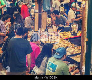 Mercato di San Telmo interna a Buenos Aires, Argentina. Giugno 30, 2019. Empanada - locale tipico cibo di strada. Foto Stock