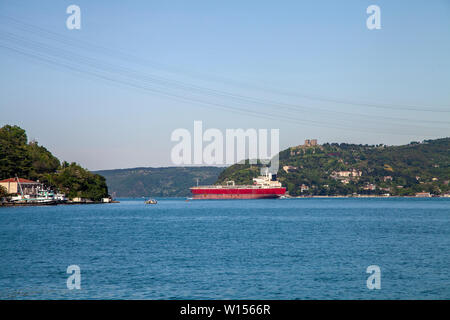 Un rosso grande freighter sta andando al Mare Nero dal Mar di Marmara nel Bosforo, Istanbul Foto Stock