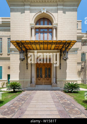 Decorate in legno antico porta e finestra in pietra di un muro in mattoni, ombrellone e due lanterne, la facciata di Palazzo Abdeen, Il Cairo, Egitto Foto Stock
