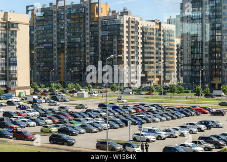 La Russia, San Pietroburgo, 06/22/2019. Parcheggio auto di fronte al supermercato Foto Stock