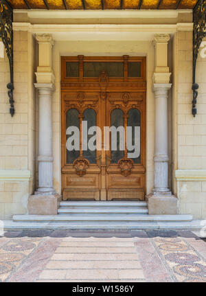 Decorate in legno antico porta in pietra di un muro in mattoni, facciata di Palazzo Abdeen, Il Cairo, Egitto Foto Stock