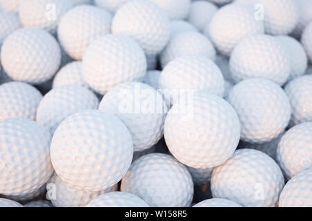 Palline da golf gruppo closeup heap. 3D rendering immagine Foto Stock