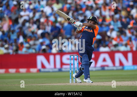 Edgbaston, Birmingham, Regno Unito. Il 30 giugno, 2019. ICC di Coppa del Mondo di cricket, tra Inghilterra e India; Rishabh Pant hits quattro piste Credito: Azione Sport Plus/Alamy Live News Foto Stock