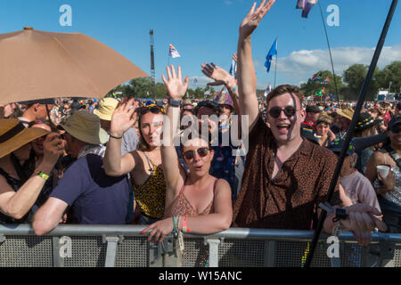 Pilton, Somerset, Regno Unito. Il 30 giugno 2019 la folla a Glastonbury Festival. Credito: Jim Houlbrook/Alamy Live News Foto Stock