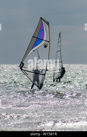 Troon, Scotland, Regno Unito. Il 30 giugno, 2019. Regno Unito Meteo. Gli appassionati di windsurf sulla spiaggia di South Beach su un luminoso pomeriggio. Credito: Berretto Alamy/Live News Foto Stock