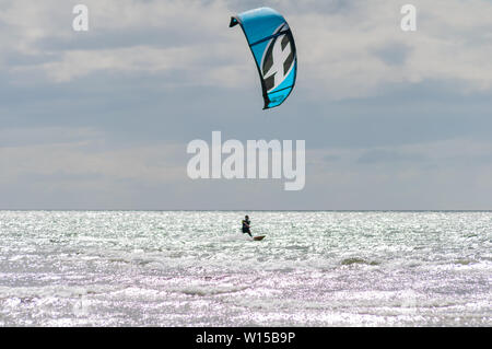 Troon, Scotland, Regno Unito. Il 30 giugno, 2019. Regno Unito Meteo. Kitesurfer sulla spiaggia di South Beach su un luminoso pomeriggio. Credito: Berretto Alamy/Live News Foto Stock