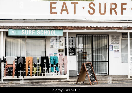 Una scuola di surf e noleggio di Glencairn, che serve anche consapevole di alimenti, sul Sud Africa la Penisola di Cape Coast line, nei pressi di Città del Capo Foto Stock