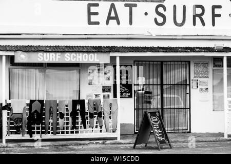 Una scuola di surf e noleggio di Glencairn, che serve anche consapevole di alimenti, sul Sud Africa la Penisola di Cape Coast line, nei pressi di Città del Capo Foto Stock