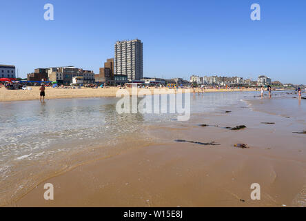 Una giornata di sole sulla spiaggia a Margate Foto Stock