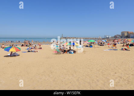 Una spiaggia affollata a Margate nel Kent Foto Stock