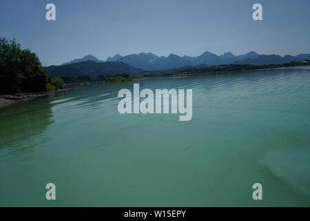 Neuschwanstein si trova ai piedi del Forggensee in Baviera Foto Stock