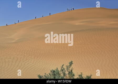 I turisti che si arrampicano sulle dune-Takla Makan Desert-Yutian Keriya County-Xinjiang Uyghur Region-China-0232 Foto Stock