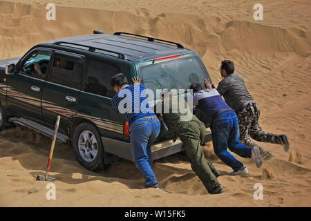 Unstucking un'auto verde fuoristrada bloccata in sabbia-Taklamakan deserto-contea di Keriya-Xinjiang-Cina-0255 Foto Stock