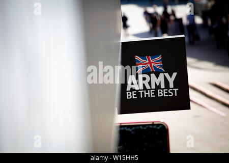 Coventry, Warwickshire, Regno Kingsom, 27 giugno 2019, un segno per una delle forze armate ufficio reclutamento con il migliore il branding Foto Stock