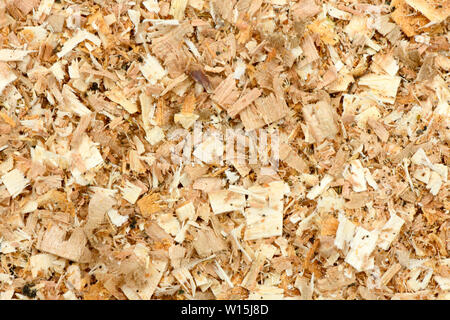 Una fresca di cui strato di ampio giardino corteccia Woodchips. Schegge di legno usato come cassetta di sicurezza superficie morbida in un gioco per bambini Parco, Vista dall'alto in basso. Alta risoluzione phot Foto Stock