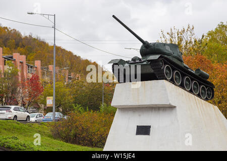 Petropavlovsk-Kamchatsky, Russia- 05 Ottobre 2014: serbatoio T-34, un monumento nel centro della città. Mezzo sovietica serbatoio utilizzato durante la Seconda Guerra Mondiale. Foto Stock