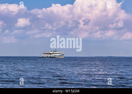 Imbarcazioni da diporto sul fairway del fiume. Navigazione fluviale sul fiume Volga Foto Stock