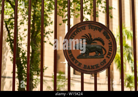 Nuova Delhi, India, 2020. Logo RBI sul cancello chiuso in ferro della Reserve Bank of India (RBI) edificio a Patel Chowk, Connaught Place Foto Stock