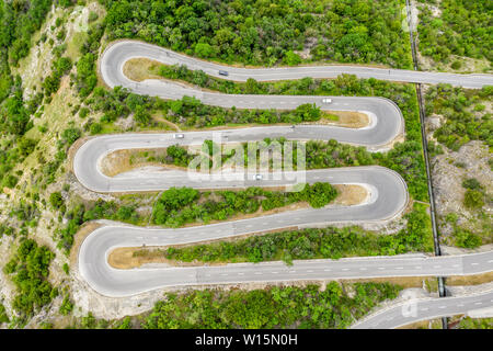 Vista aerea, drone shot, mountain pass road con più tornanti, conduttura di acqua, Svizzera Foto Stock