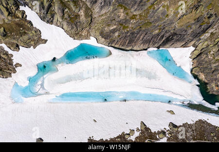 Vista aerea, drone shot, Lac d'Orny , lago ghiacciato vicino a capanna Cabane d'Orny, colorato di blu acqua di fusione, canton Vallese, Vallese, Svizzera Foto Stock