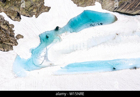 Vista aerea, drone shot, Lac d'Orny , lago ghiacciato vicino a capanna Cabane d'Orny, colorato di blu acqua di fusione, canton Vallese, Vallese, Svizzera Foto Stock