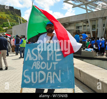 Edimburgo, Scozia, Regno Unito. Il 30 giugno 2019. Una manifestazione contro il regime sudanese al di fuori dell'edificio del parlamento scozzese. Credito: Mike Byrne/Alamy Live News Foto Stock