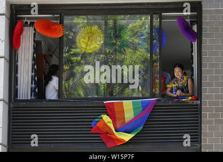 Giugno 29, 2019 - New York, New York, USA - La gente guarda il Pride Parade in New York City il 30 giugno 2019 a New York. Il più grande del mondo di orgoglio giorno marzo, marcatura Stonewall il cinquantesimo anniversario del credito (Immagine: © Anna Sergeeva/ZUMA filo) Foto Stock