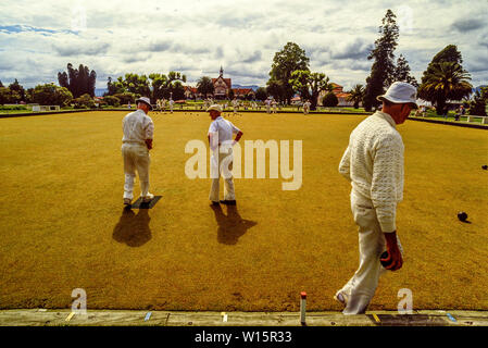 Nuova Zelanda, Isola del nord, Rotorua. I giocatori anziani a Rotorua bowling club. Lawn Bowls. Fotografia scattata da novembre 1989. Foto: © Simon Grosset. Archivio: HO Foto Stock