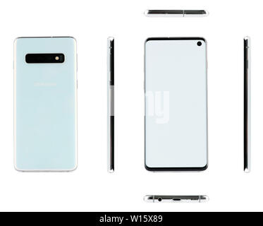 New york, Stati Uniti d'America - 28 Giugno 2019: vista diversa del bianco samsung galaxy s10 isolato su sfondo per studio Foto Stock