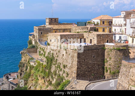 Pizzo, Italia - 10 Settembre 2016: vista del Castello Murat, costruito dagli Aragonesi nel XV secolo, in cui Gioacchino Murat, ex re di Napoli è stato Foto Stock