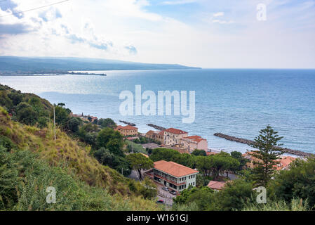 Vista della costa calabrese in Pizzo town, Italia Foto Stock