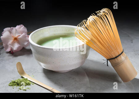 Ogranic Verde matcha tè bere il tè e accessori - bambù chesen sul marmo grigio Sfondo. Cerimonia del tè giapponese concetto, close up Foto Stock