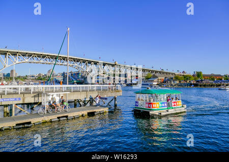 Aquabus traghetti passeggeri, False Creek, Vancouver, British Columbia, Canada Foto Stock