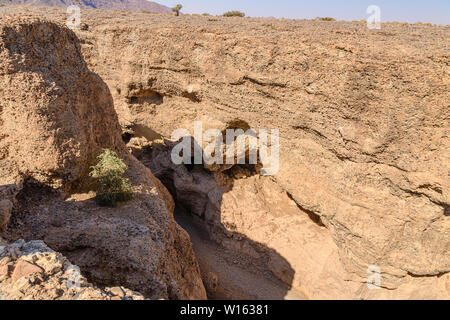 Sesriem Canyon, creata dopo un fiume sotterraneo ha eroso il sottosuolo portano al crollo del terreno. Sesriem, Namibia Foto Stock