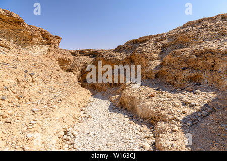 Sesriem Canyon, creata dopo un fiume sotterraneo ha eroso il sottosuolo portano al crollo del terreno. Sesriem, Namibia Foto Stock