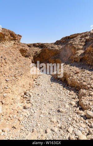 Sesriem Canyon, creata dopo un fiume sotterraneo ha eroso il sottosuolo portano al crollo del terreno. Sesriem, Namibia Foto Stock