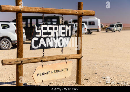 Sesriem Canyon, creata dopo un fiume sotterraneo ha eroso il sottosuolo portano al crollo del terreno. Sesriem, Namibia Foto Stock