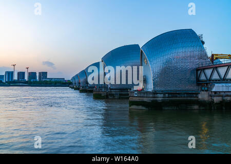 Thames Barrier, il mondo il secondo più grande alluvione mobile barriera. Essa protegge Londra da inondazioni ambientale dalle acque alte eccezionali Foto Stock