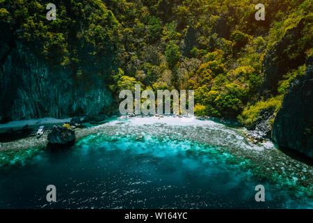 El Nido, PALAWAN FILIPPINE, vista aerea di banca barca, carso parete di montagna incontaminata spiaggia di sabbia e barriera corallina, grande segreto island hopping ubicazione Foto Stock
