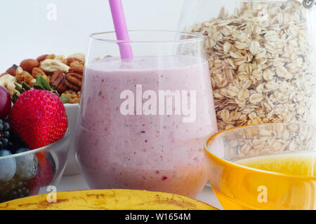 La colazione ingredienti smoothie in vetro, la cottura rendendo concetto. Frullato. Protein diet. Cibo sano concetto. Bere, fiocchi di avena, latte, yogurt, levigare Foto Stock