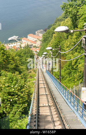 COMO, Italia - Giugno 2019: traccia sulla Funicolare di Como che porta i visitatori su di una ripida montagna per vedute della città e del Lago di Como. Foto Stock