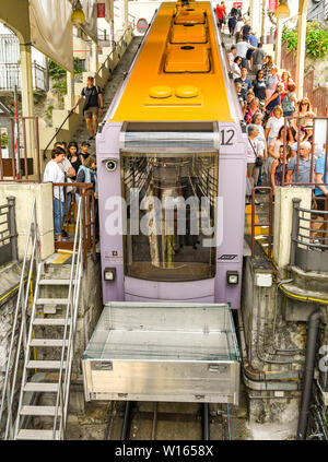 COMO, Italia - Giugno 2019: persone salire e scendere un treno sulla ferrovia funicolare di Como. La stazione ferroviaria porta i visitatori fino alla montagna Foto Stock