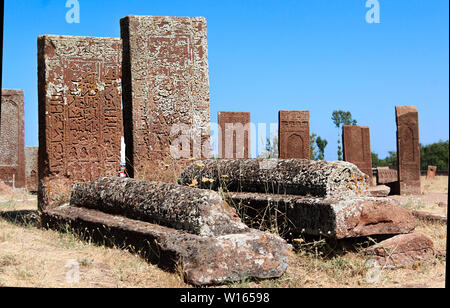 Antiche tombe con weathered arabian lettere in una giornata di sole in estate in Marocco, Africa. Foto Stock