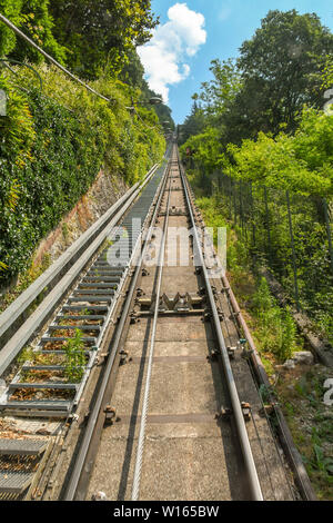 COMO, Italia - Giugno 2019: traccia sulla Funicolare di Como che porta i visitatori su di una ripida montagna per vedute della città e del Lago di Como. Foto Stock