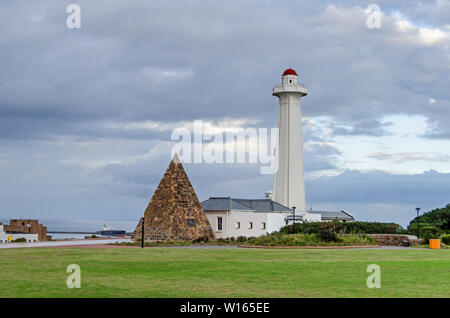 Port Elizabeth, Sud Africa - 28 Maggio 2019: La Riserva Donkin, piramide e faro costruire in memoria del governatore Rufane Donkin e sua moglie Elizab Foto Stock