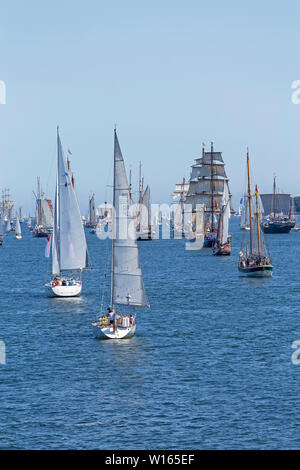 Antivento in pelo parade, 125. Kiel Week, Kiel, Schleswig-Holstein, Germania Foto Stock