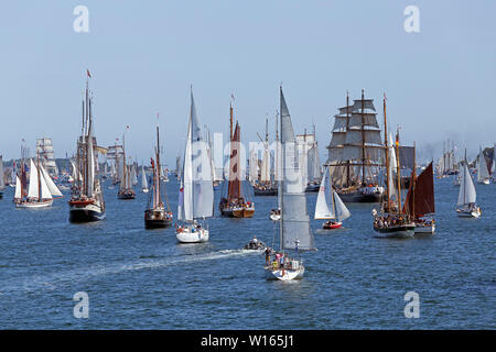 Antivento in pelo parade, 125. Kiel Week, Kiel, Schleswig-Holstein, Germania Foto Stock