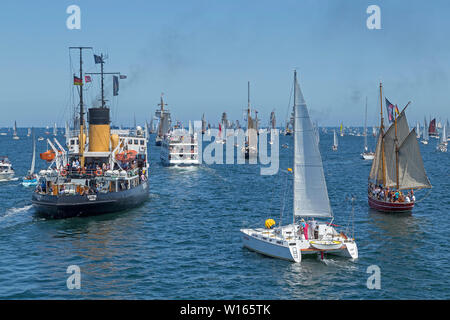 Antivento in pelo parade, 125. Kiel Week, Kiel, Schleswig-Holstein, Germania Foto Stock