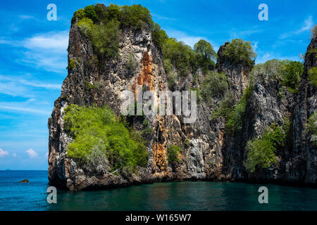 Una chiusura di un paradiso come calcare piccola isola thailandese nel Mare delle Andamane nessuno nell'immagine Foto Stock