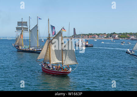 Antivento in pelo parade, 125. Kiel Week, Laboe, Kiel, Schleswig-Holstein, Germania Foto Stock